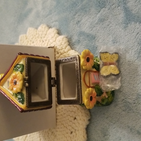 Porcelain cottage house trinket - Picture 5 of 5